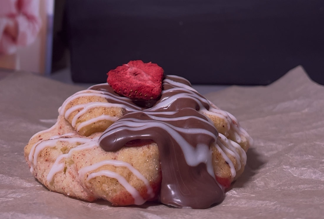Strawberry Cheesecake Shell Cookie